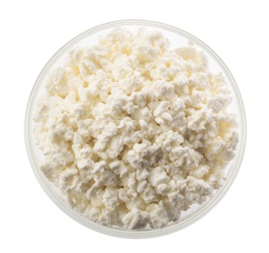 Bir kase süzme peynir beyaz arka planda izole edilmiş, kırpma yolu ile