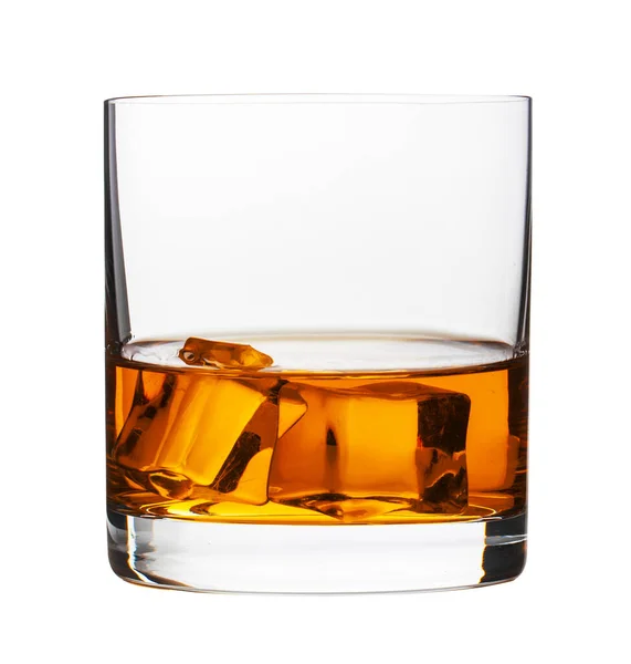精美的威士忌杯 冰块在白色背景下与切碎路径隔离 免版税图库图片