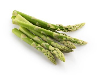 Taze yeşil kuşkonmaz beyaz arka planda izole.