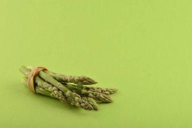 Yeşil kağıtta bir sürü taze kuşkonmaz. Boşluğu kopyala