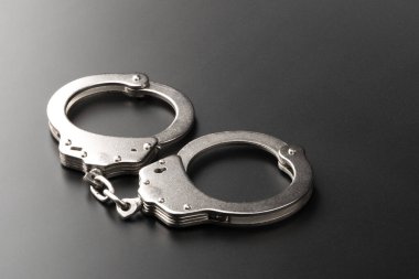 Polis kelepçeleri arka planda fotokopi alanı ile