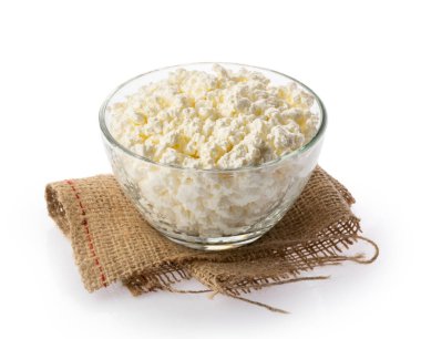 Beyaz arkaplanda izole edilmiş bir kase süzme peynir