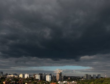 Dramatik, karanlık, sarkık gökyüzü. Yağmur başlamadan önce bir şehir manzarası