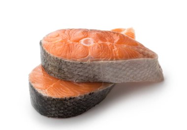 Somon, alabalık, biftek, bir dilim taze çiğ balık, beyaz arka planda izole edilmiş.