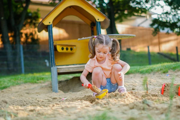 Младенец Веселится Солнечный Теплый Летний День Симпатичная Девочка Играет Песке — стоковое фото