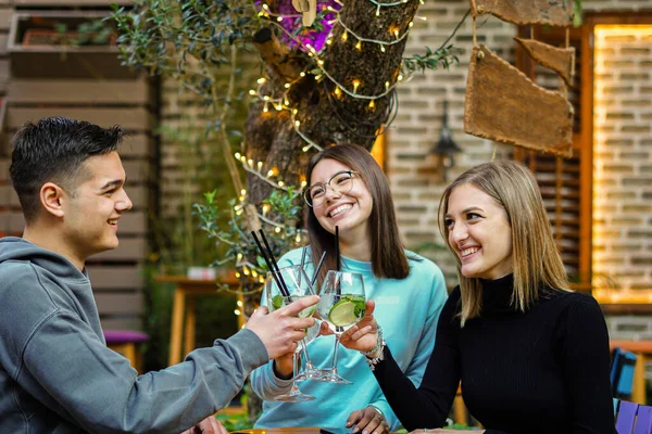 Giovani Divertono Bar Amici Che Bevono Cocktail Insieme — Foto Stock