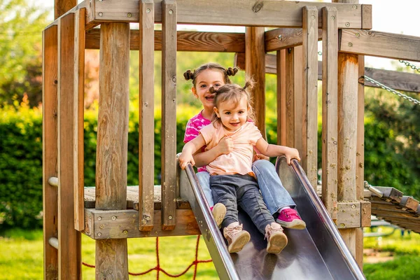 Schwestern Rutschen Gemeinsam Auf Spielplatz Kinder Haben Spaß Zusammen — Stockfoto
