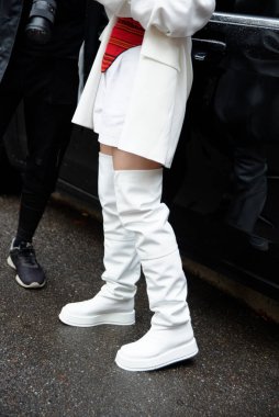 Beyaz, siyah ve sarı üniformalı damat.