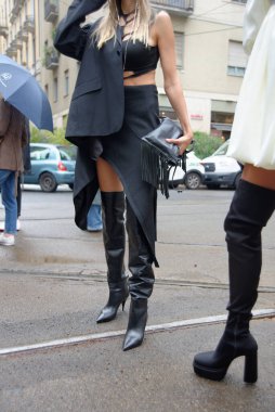 Şehirde yürüyen insanlar.