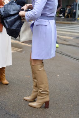 Sokakta yürüyen insanlar