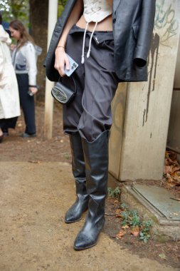 Gelin ve damat sokakta yürüyor.