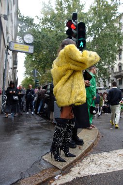 Sokakta yürüyen insanlar