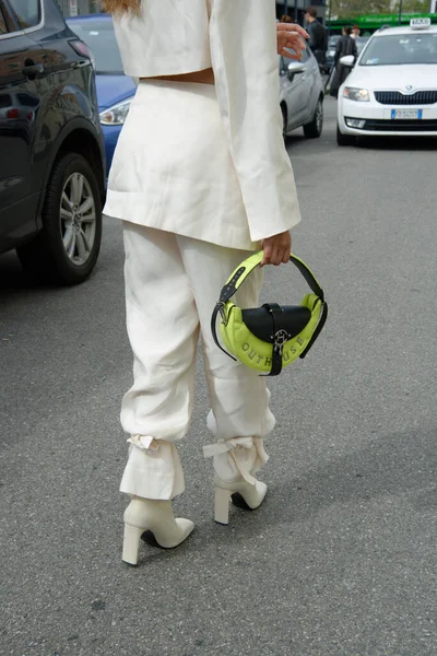 Mężczyzna Białej Sukience Torbą Samochodu — Zdjęcie stockowe