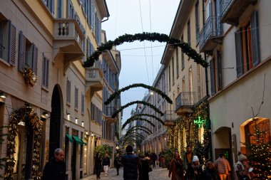 Milano 'da Noel 2022, sokaklar, ışıklar, 