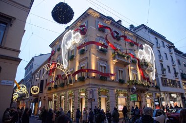 Milano 'da Noel 2022, sokaklar, ışıklar, 