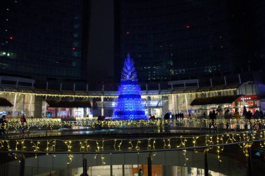 Milano 'da Noel, sokaklar, Noel süsleriyle dolu meydanlar.