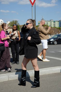 Eylül 2022 'deki Milan Moda Haftası' nda Prada Moda Gösterisinden Önce İnsanlar ve Yıldızlar