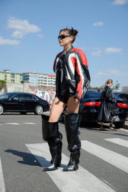 Eylül 2022 'deki Milan Moda Haftası' nda Prada Moda Gösterisinden Önce İnsanlar ve Yıldızlar