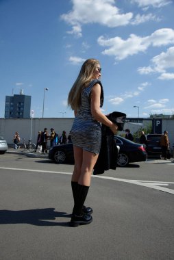 Eylül 2022 'deki Milan Moda Haftası' nda Prada Moda Gösterisinden Önce İnsanlar ve Yıldızlar