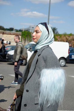 Eylül 2022 'deki Milan Moda Haftası' nda Prada Moda Gösterisinden Önce İnsanlar ve Yıldızlar