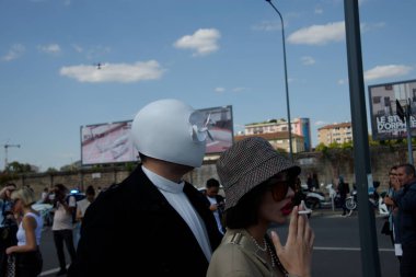 Eylül 2022 'deki Milan Moda Haftası' nda Prada Moda Gösterisinden Önce İnsanlar ve Yıldızlar