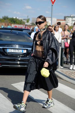 Eylül 2022 'deki Milan Moda Haftası' nda Prada Moda Gösterisinden Önce İnsanlar ve Yıldızlar