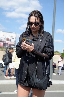 Eylül 2022 'deki Milan Moda Haftası' nda Prada Moda Gösterisinden Önce İnsanlar ve Yıldızlar