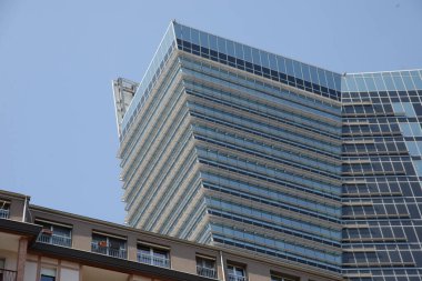 Cam parçası lakaplı Gioia 22, Porta Nuova projesinin bir parçası. Melchiorre Gioia caddesi boyunca 121 metre yüksekliğinde bir gökdelendir.