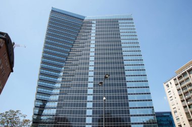Cam parçası lakaplı Gioia 22, Porta Nuova projesinin bir parçası. Melchiorre Gioia caddesi boyunca 121 metre yüksekliğinde bir gökdelendir.