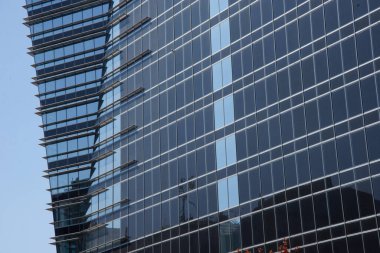 Cam parçası lakaplı Gioia 22, Porta Nuova projesinin bir parçası. Melchiorre Gioia caddesi boyunca 121 metre yüksekliğinde bir gökdelendir.