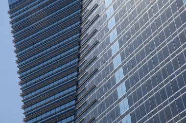 Cam parçası lakaplı Gioia 22, Porta Nuova projesinin bir parçası. Melchiorre Gioia caddesi boyunca 121 metre yüksekliğinde bir gökdelendir.