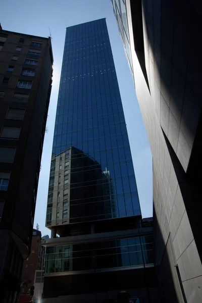 タワーGioia 22はガラスの破片と呼ばれ ポルタ ヌオーヴァ計画の一部である メルキオーレ ジョイア通り沿いにある高さ121Mの超高層ビルです — ストック写真