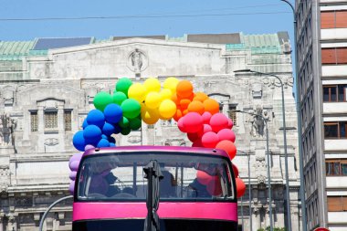 Milan İtalya 24 Haziran 2023 - Şirketler, LGBTQ + gerçeklikleri ve siyasi partiler (+ Avrupa, M5S, İtalyan solu) de dahil olmak üzere 30 'a yakın şamandıradan oluşan Milano Onur Yürüyüşü,