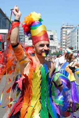 Milan İtalya 24 Haziran 2023 - Şirketler, LGBTQ + gerçeklikleri ve siyasi partiler (+ Avrupa, M5S, İtalyan solu) de dahil olmak üzere 30 'a yakın şamandıradan oluşan Milano Onur Yürüyüşü,