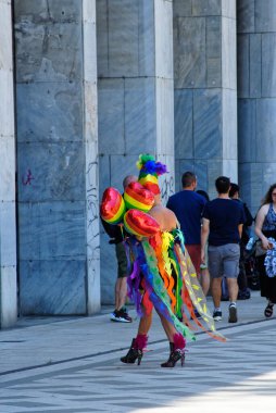 Milan İtalya 24 Haziran 2023 - Şirketler, LGBTQ + gerçeklikleri ve siyasi partiler (+ Avrupa, M5S, İtalyan solu) de dahil olmak üzere 30 'a yakın şamandıradan oluşan Milano Onur Yürüyüşü,