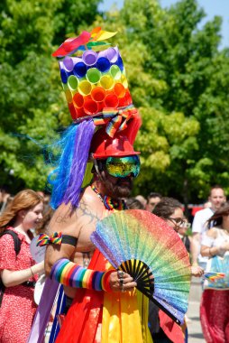 Milan İtalya 24 Haziran 2023 - Şirketler, LGBTQ + gerçeklikleri ve siyasi partiler (+ Avrupa, M5S, İtalyan solu) de dahil olmak üzere 30 'a yakın şamandıradan oluşan Milano Onur Yürüyüşü,
