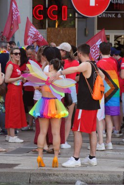 Milan İtalya 24 Haziran 2023 - Şirketler, LGBTQ + gerçeklikleri ve siyasi partiler (+ Avrupa, M5S, İtalyan solu) de dahil olmak üzere 30 'a yakın şamandıradan oluşan Milano Onur Yürüyüşü,