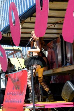 Milan İtalya 24 Haziran 2023 - Şirketler, LGBTQ + gerçeklikleri ve siyasi partiler (+ Avrupa, M5S, İtalyan solu) de dahil olmak üzere 30 'a yakın şamandıradan oluşan Milano Onur Yürüyüşü,