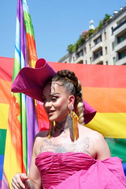 Milan İtalya 24 Haziran 2023 - Şirketler, LGBTQ + gerçeklikleri ve siyasi partiler (+ Avrupa, M5S, İtalyan solu) de dahil olmak üzere 30 'a yakın şamandıradan oluşan Milano Onur Yürüyüşü,