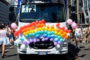 Milan İtalya 24 Haziran 2023 - Şirketler, LGBTQ + gerçeklikleri ve siyasi partiler (+ Avrupa, M5S, İtalyan solu) de dahil olmak üzere 30 'a yakın şamandıradan oluşan Milano Onur Yürüyüşü,