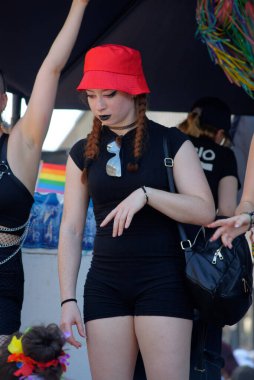 Milan İtalya 24 Haziran 2023 - Şirketler, LGBTQ + gerçeklikleri ve siyasi partiler (+ Avrupa, M5S, İtalyan solu) de dahil olmak üzere 30 'a yakın şamandıradan oluşan Milano Onur Yürüyüşü,