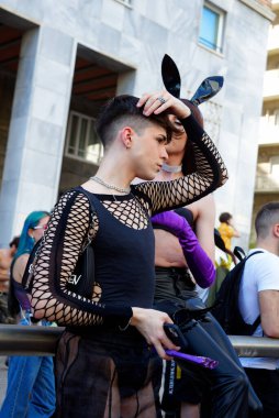 Milan İtalya 24 Haziran 2023 - Şirketler, LGBTQ + gerçeklikleri ve siyasi partiler (+ Avrupa, M5S, İtalyan solu) de dahil olmak üzere 30 'a yakın şamandıradan oluşan Milano Onur Yürüyüşü,