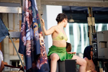 Milan İtalya 24 Haziran 2023 - Şirketler, LGBTQ + gerçeklikleri ve siyasi partiler (+ Avrupa, M5S, İtalyan solu) de dahil olmak üzere 30 'a yakın şamandıradan oluşan Milano Onur Yürüyüşü,