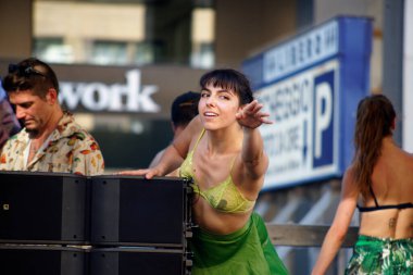 Milan İtalya 24 Haziran 2023 - Şirketler, LGBTQ + gerçeklikleri ve siyasi partiler (+ Avrupa, M5S, İtalyan solu) de dahil olmak üzere 30 'a yakın şamandıradan oluşan Milano Onur Yürüyüşü,