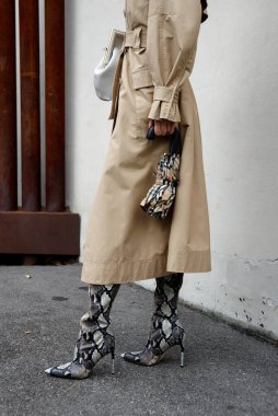 Eylül 2023 'te Milano' da gerçekleşen moda haftasında alınan kadın kıyafetlerinin ayrıntıları