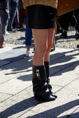 Eylül 2023 'te Milano' da gerçekleşen moda haftasında alınan kadın kıyafetlerinin ayrıntıları