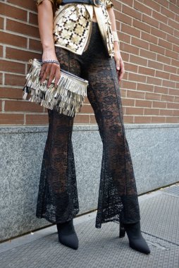 Eylül 2023 'te Milano' da gerçekleşen moda haftasında alınan kadın kıyafetlerinin ayrıntıları