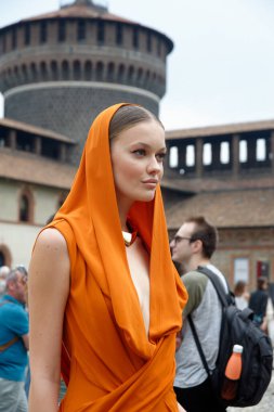 Eylül 2023 'te Milano' da gerçekleşen moda haftasında alınan kadın kıyafetlerinin ayrıntıları