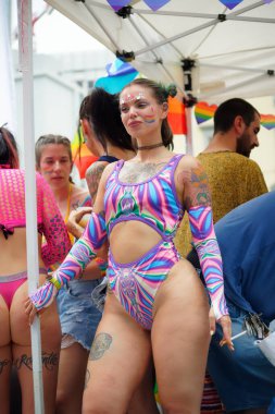 29 Haziran 2024 Milano Pride, İtalya 'nın Milano şehrinde lezbiyen, eşcinsel, biseksüel, transseksüel, aseksüel, eşcinseller ve onların müttefikleri için düzenlenen bir geçit törenidir..