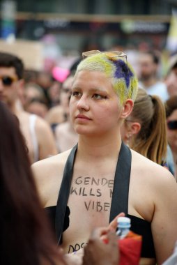 29 Haziran 2024 Milano Pride, İtalya 'nın Milano şehrinde lezbiyen, eşcinsel, biseksüel, transseksüel, aseksüel, eşcinseller ve onların müttefikleri için düzenlenen bir geçit törenidir..